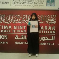 افتخار آفرینی «زهرا خلیلی»، حافظ قرآن مرکز آموزش قرآن، در مسابقات قرآن امارات