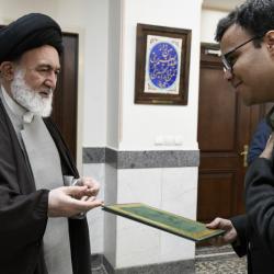 دیدار تولیت آستان عبدالعظیم(ع) با حفاظ رتبه‌دار مسابقات قرآن - 14040824