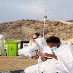 وقوف زائران در صحرای عرفات